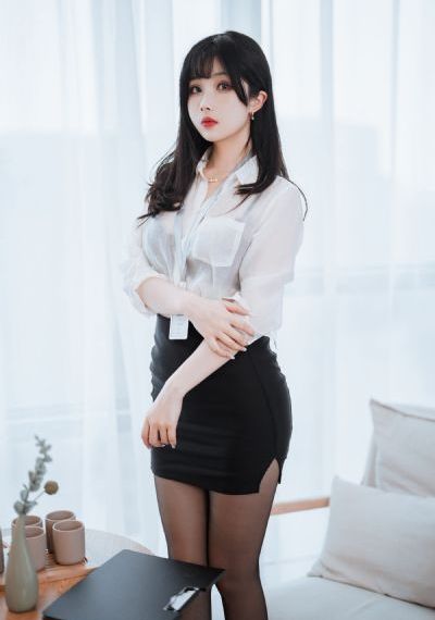 女大学生特殊的精油按摩